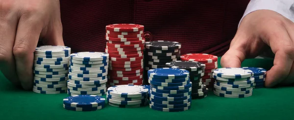 Grande Vitória Dada Pelas Mãos Dealer Tela Verde Mesa Poker — Fotografia de Stock