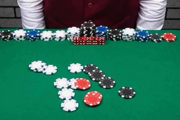 Различные Ставки Фишки Зеленом Покерном Столе Перед Дилером — стоковое фото