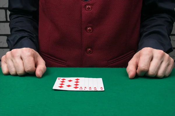 Der Dealer Hat Eine Gewinnende Pokerhand Auf Dem Grünen Tisch — Stockfoto