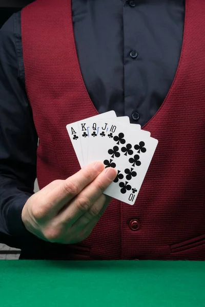 Die Hand Des Dealers Hält Eine Schwarze Kombination Von Gewinnkarten — Stockfoto