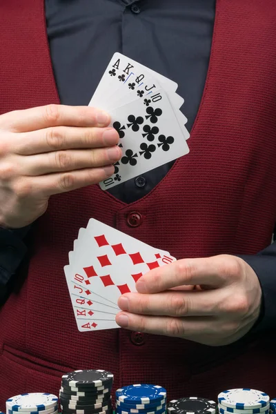 Die Hände Des Dealers Halten Eine Rot Schwarze Kombination Von — Stockfoto