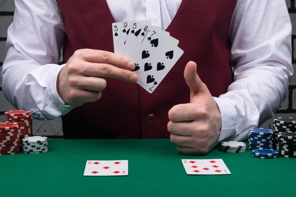 Dealer Aan Groene Pokertafel Toont Een Uitstekende Combinatie Van Kaarten Stockfoto