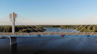 Rusya'da Samara nehri üzerinde Kirovsky ulaşım köprüsü boyunca uçan