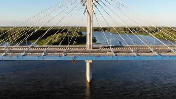 ロシアのサマラ川に架かるキロフスキー輸送橋に沿って飛行 — ストック動画