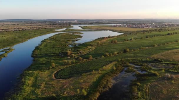 Survoler les lacs et les forêts en Russie 
