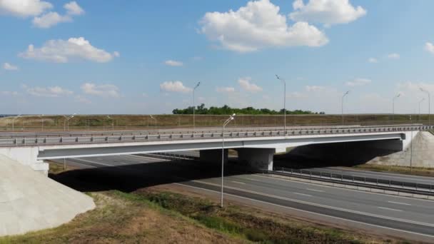 Ein Lkw Fährt Auf Einer Mehrstöckigen Straßenkreuzung Russland — Stockvideo