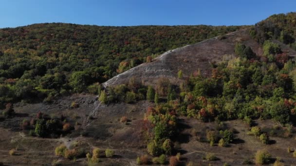Voler parmi les forêts et les montagnes en Russie 