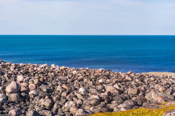 Büyük Yuvarlak Kesme Taşlar Deniz Manzarası Çapraz Sakin Bir Okyanusun — Stok fotoğraf
