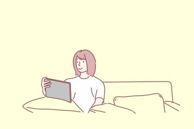 Yatakta tablet kullanan bir kadın. e-kitap okumak, film izlemek, online eğitim kavramı. El çizimi karakter düz biçim vektörü.