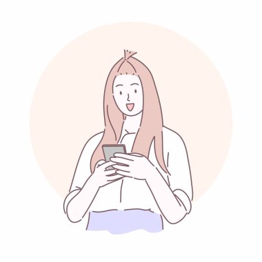 Gülümseyen ve akıllı telefon kullanan güzel bir kadın. El çizimi karakter düz biçim vektörü.