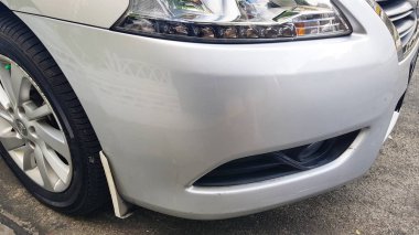 Bir genel ve kırık modern gümüş gri araba önden görünümü