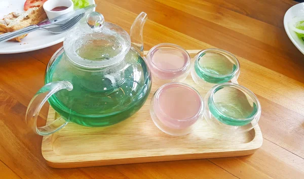 Kristalheldere Theepot Met Warme Groene Vlinder Erwt Thee Limonade — Stockfoto