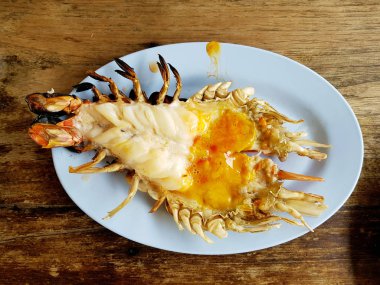 Izgara büyük nehir karides karides hamur ahşap masa arka plan üzerinde ile