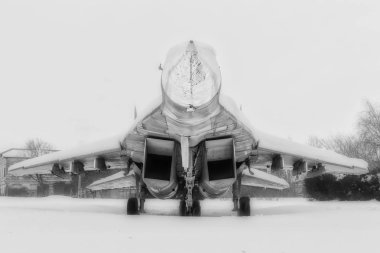 bir f-14 jet fighter uçak gemisi güverte altında mavi gökyüzü ve bulutlar ön taraftan görüldü