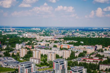Riga, Letonya - 22 Mayıs 2014 - Letonya havadan Riga, Letonya 'daki konut alanları, yüksek binalar ve mavi gökyüzü altında geniş bir yeşillik. Kentsel ve banliyö manzaralarının karışımı.