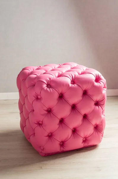 Pink pouf, furnitur dengan tombol dekorasi di interior rumah — Stok Foto