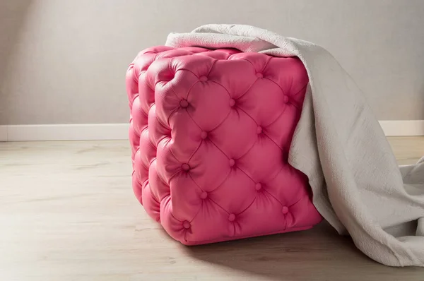 Puf rosa, muebles con botones de decoración con una manta gris — Foto de Stock
