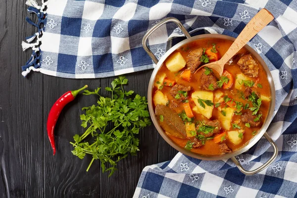 Estofado Carne Una Cazuela Metal Con Cuchara Madera Receta Auténtica — Foto de Stock