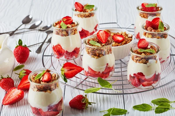 Deliziosa Muesli Fatta Casa Strati Con Yogurt Fresco Fragole Mature — Foto Stock