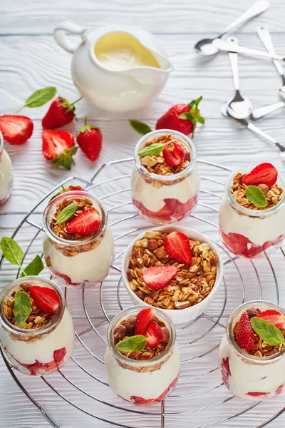 Köstliches Hausgemachtes Müsli Mit Nüssen Frischem Joghurt Und Reifen Erdbeeren — Stockfoto