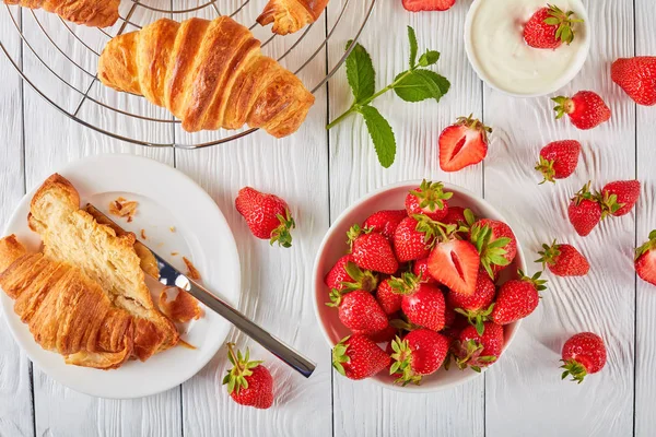 Čerstvě Pečené Croissanty Mřížku Croissant Plátky Talíř Aby Sendvič Čerstvé — Stock fotografie