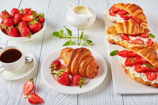 Summer Breakfast Croissant Sandwiches Fresh Ripe Strawberries Cream Cheese Platter — Stock Photo, Image