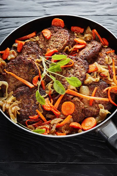 Frittelle Fegato Con Carota Cipolla Erbe Spezie Una Padella Tavolo — Foto Stock