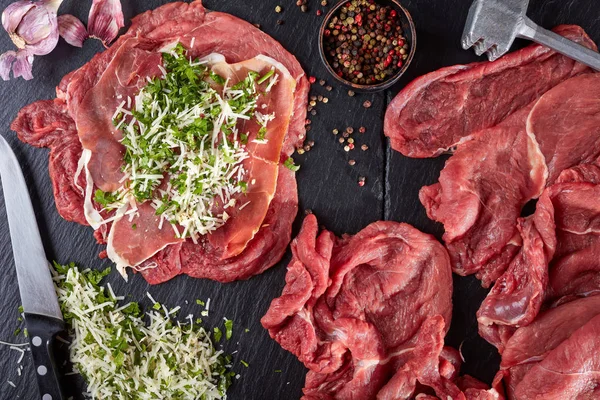 Ruwe Braciole Verpulverde Rundvlees Biefstuk Overgoten Met Prosciutto Geraspte Parmezaanse — Stockfoto