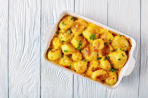 Pommes Terre Neuves Avec Sauce Beurre Fromage Cheddar Dans Plat — Photo