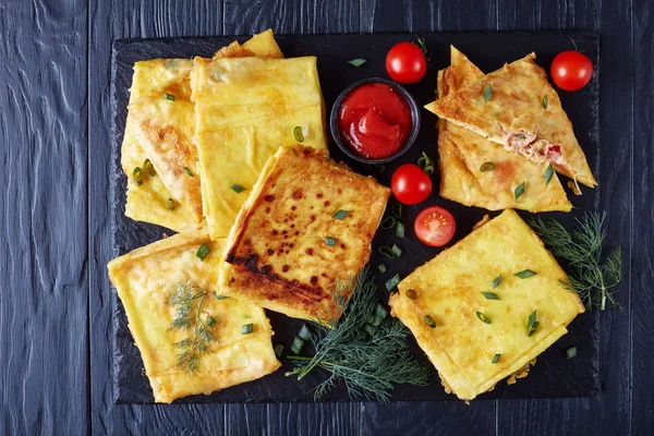 Msemen Relleno Con Carne Pollo Tirada Verduras Plato Pizarra Negra — Foto de Stock