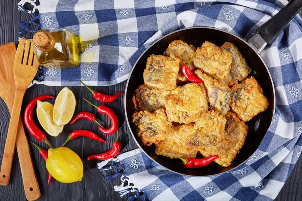 Close Pedaços Pescada Fritos Batidos Uma Frigideira Uma Mesa Madeira — Fotografia de Stock