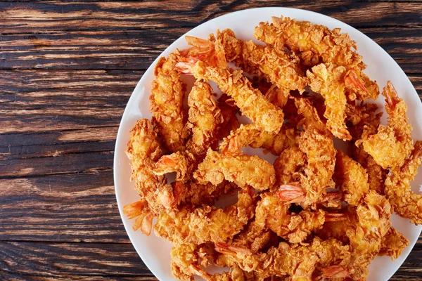 Deliciosos Copos Maíz Crujientes Empanados Camarones Fritos Plato Blanco Sobre —  Fotos de Stock