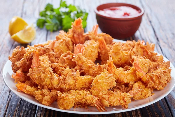 Nahaufnahme Köstlicher Knuspriger Cornflakes Paniert Und Frittierter Garnelen Auf Weißem — Stockfoto