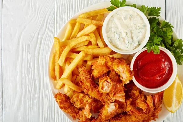 Deliciosos Copos Maíz Crujientes Empanados Camarones Fritos Plato Una Mesa — Foto de Stock