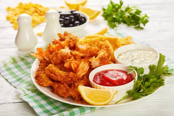 Knapriga Cornflakes Panerad Och Friterad Räkor Med Pommes Frites Ketchup — Stockfoto