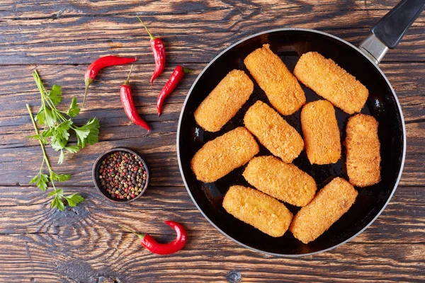 Yukarıdan Leziz Spanyol Patates Kroket Croquetas Rustik Ahşap Bir Masa — Stok fotoğraf