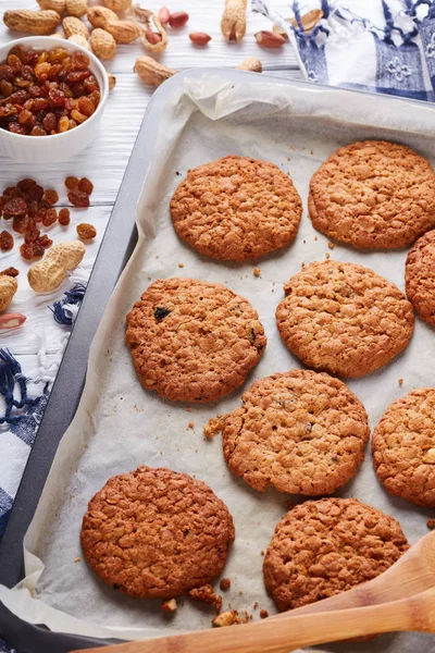 Frisch Gebackene Haferflockenplätzchen Mit Orangenschale Rosinen Und Erdnüssen Auf Einem — Stockfoto