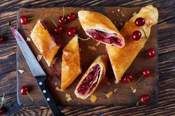 Strudel Cerise Fraîchement Cuite Avec Croûte Dorée Brune Sur Une — Photo