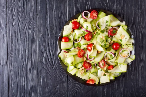Deliciosa Salada Abobrinha Com Tomate Amendoim Assado Cebola Vermelha Verduras — Fotografia de Stock
