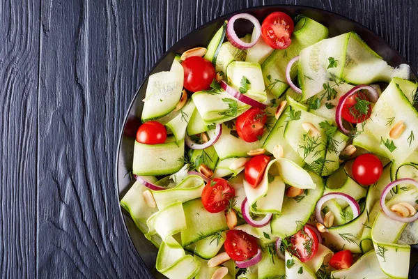 Salada Abobrinha Verão Com Tomate Amendoim Assado Cebola Vermelha Verduras — Fotografia de Stock