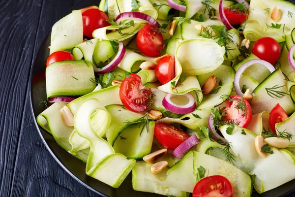 Close Salada Fita Abobrinha Verão Com Tomate Amendoim Assado Cebola — Fotografia de Stock
