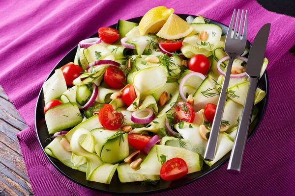 Salada Abobrinha Com Tomate Amendoim Torrado Anéis Cebola Vermelha Verduras — Fotografia de Stock