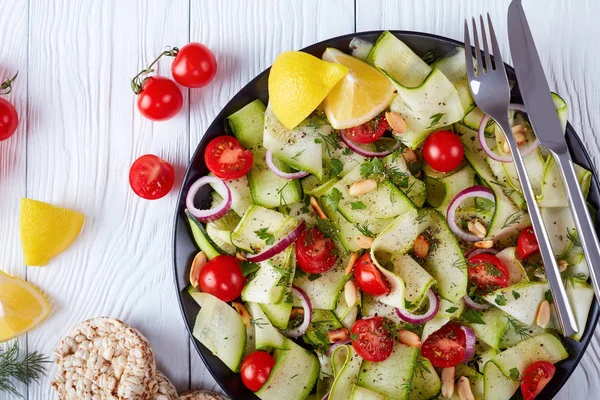 Salada Abobrinha Com Tomate Amendoim Assado Anéis Cebola Vermelha Verdes — Fotografia de Stock
