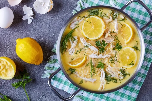 Avgolemono Вкусный Кремовый Греческий Куриный Суп Лимоном Травами Запеканке Бетонном — стоковое фото