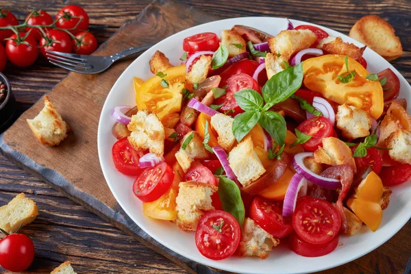 토마토와 신선한 클래식 이탈리아 샐러드 Panzanella 재료와 테이블 클로즈업에서 보기에 — 스톡 사진