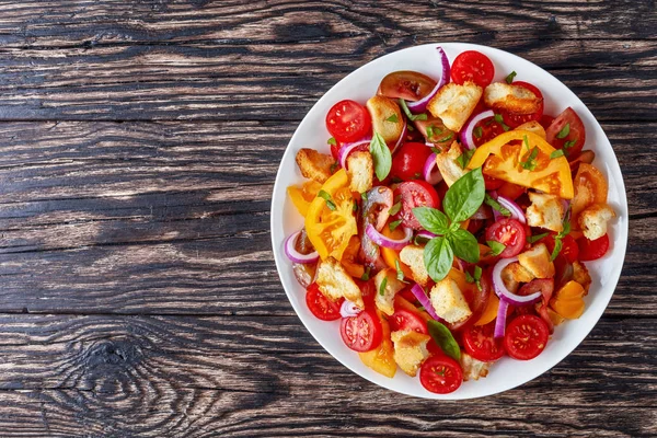 Deliciosa Salada Italiana Clássica Fresca Panzanella Com Tomates Croutons Manjericão — Fotografia de Stock