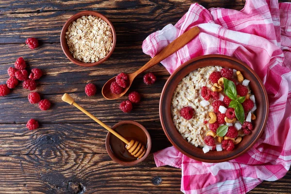 Schmackhafter Brei Mit Frischen Reifen Himbeeren Cashew Und Kandierten Kokosnussschalen — Stockfoto