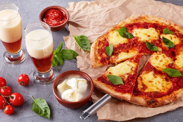 Clásico Italiano Pizza Margherita Sobre Papel Pergamino Sobre Una Mesa — Foto de Stock