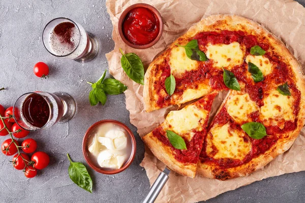 Clásico Italiano Pizza Margherita Sobre Papel Pergamino Sobre Una Mesa — Foto de Stock