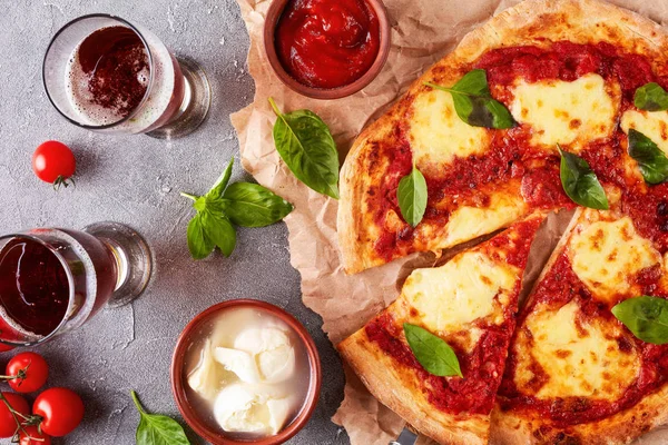 Primer Plano Clásica Pizza Margherita Italiana Sobre Papel Pergamino Sobre — Foto de Stock